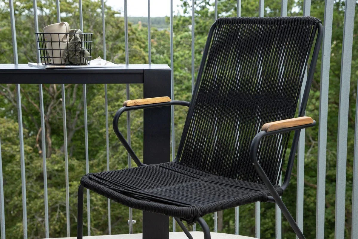 Gartenstuhl Sila - ein stilvoller Stuhl mit Holzakzenten in Schwarz oder Beige