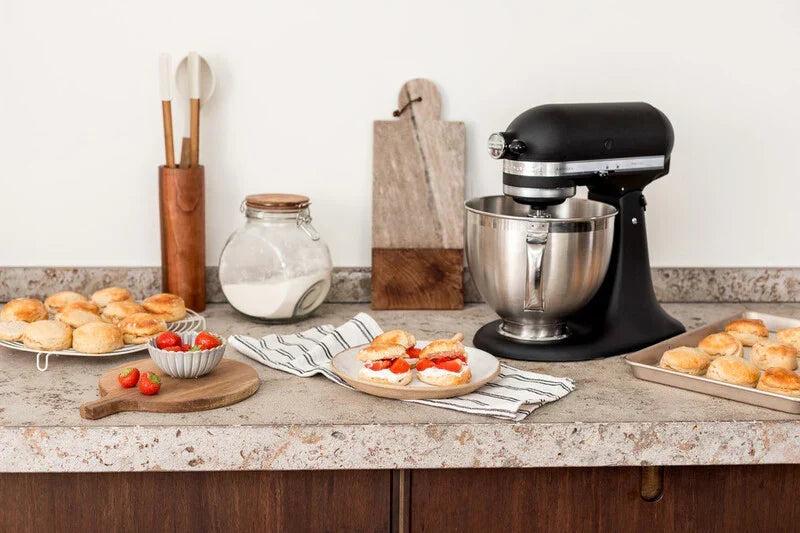 KitchenAid 4,8 L 5KSM175 Artisan Küchenmaschine Breadlover mit Messerschmidt Getreidemühlenvorsatz + Brotbackschüssel
